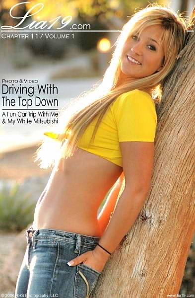 Rubia conduciendo y desnudándose
 #74018335