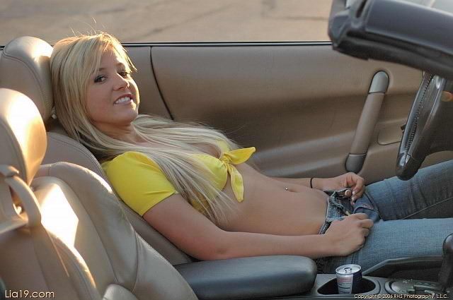 Rubia conduciendo y desnudándose
 #74018494