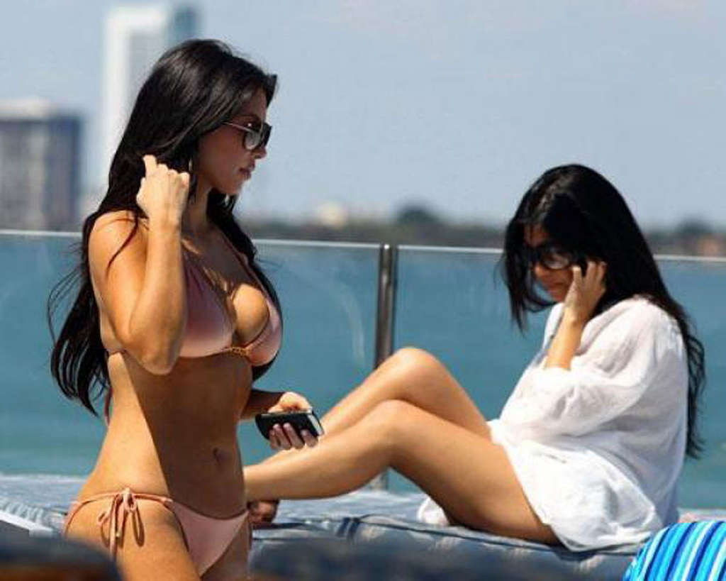 Kim Kardashian che mostra le sue enormi tette e il suo corpo sexy in bikini
 #75355449