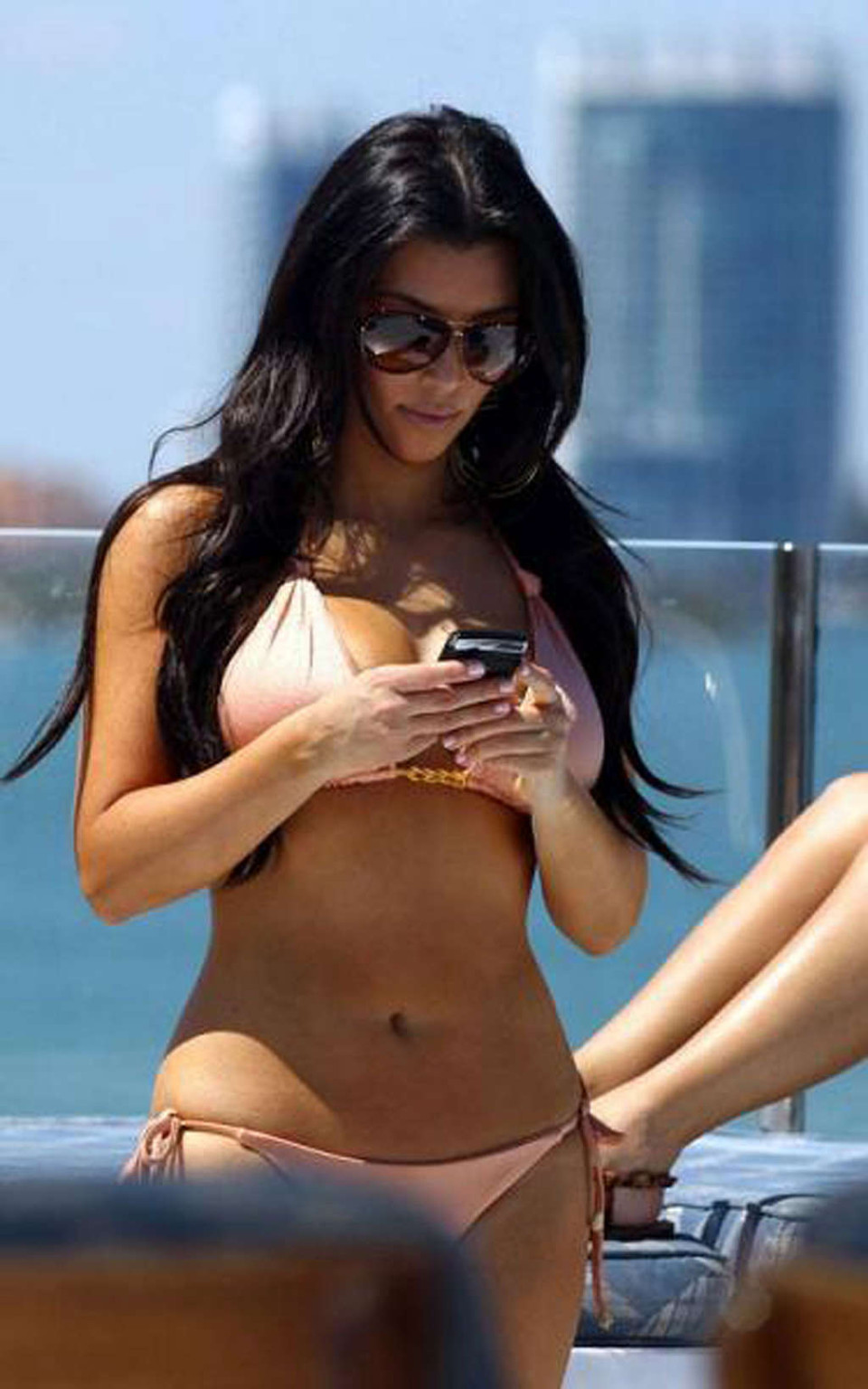 Kim Kardashian che mostra le sue enormi tette e il suo corpo sexy in bikini
 #75355461