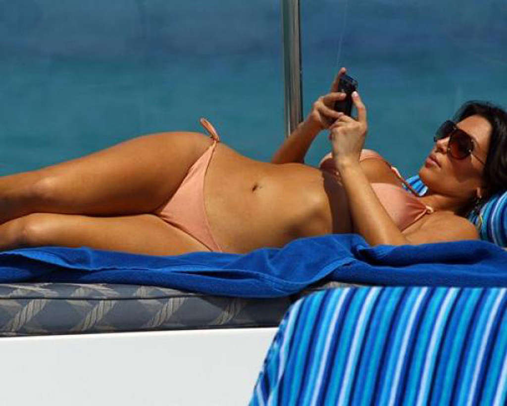 Kim Kardashian che mostra le sue enormi tette e il suo corpo sexy in bikini
 #75355476