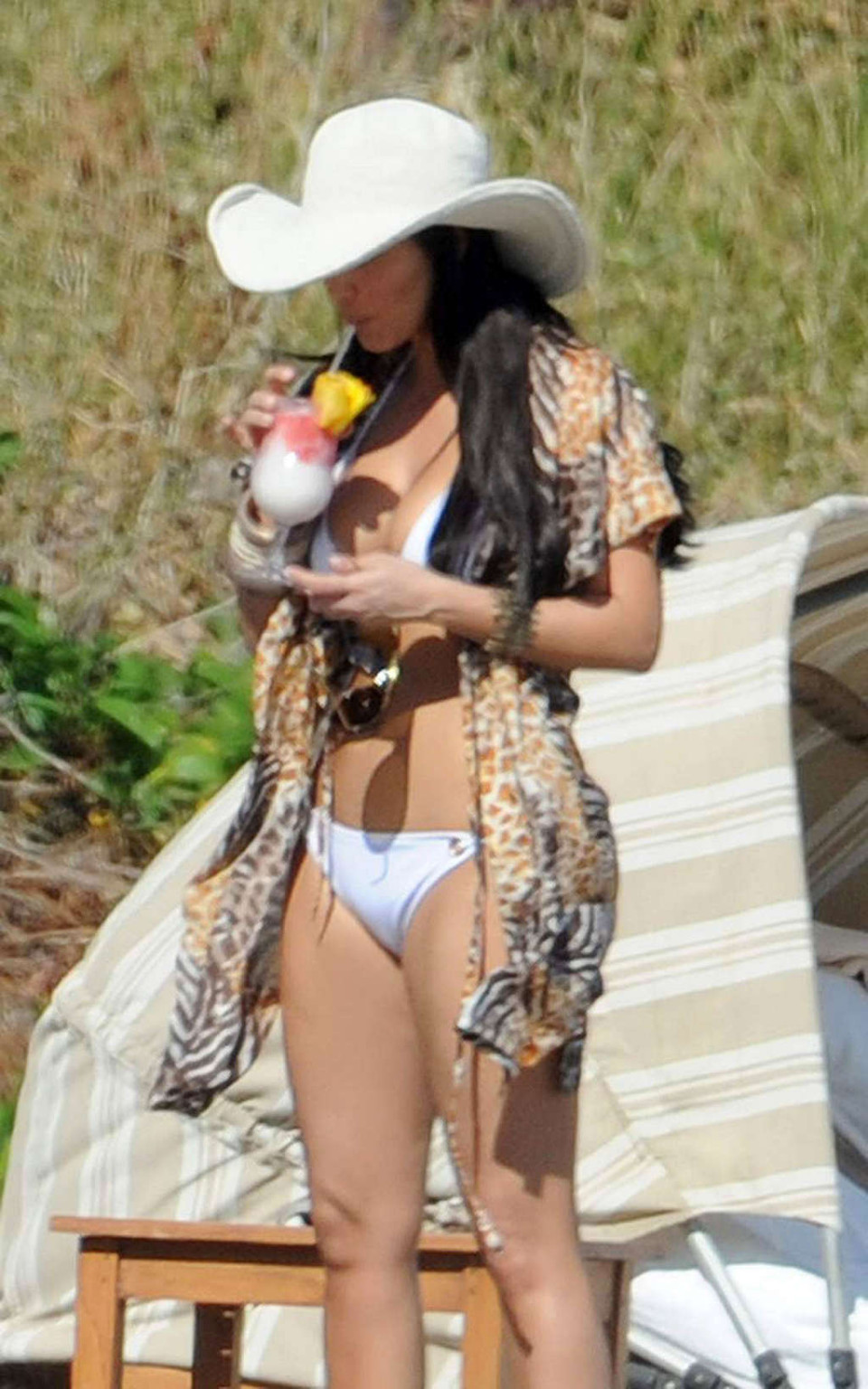 Kim Kardashian che mostra le sue enormi tette e il suo corpo sexy in bikini
 #75355498