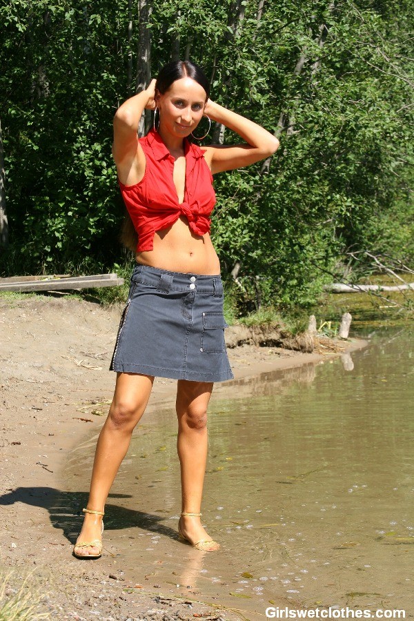 Chica sexy nadando con su ropa empapada y pegajosa
 #72319990