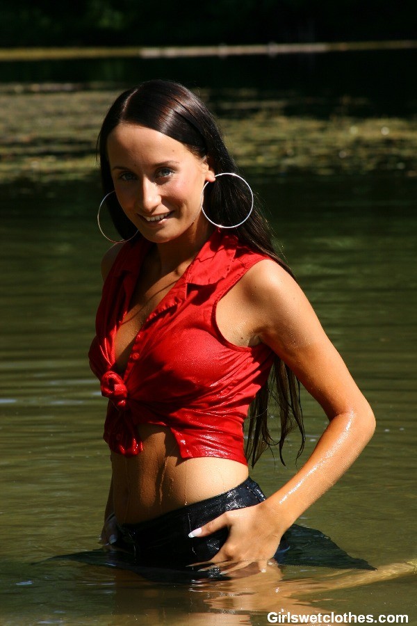 Chica sexy nadando con su ropa empapada y pegajosa
 #72320109