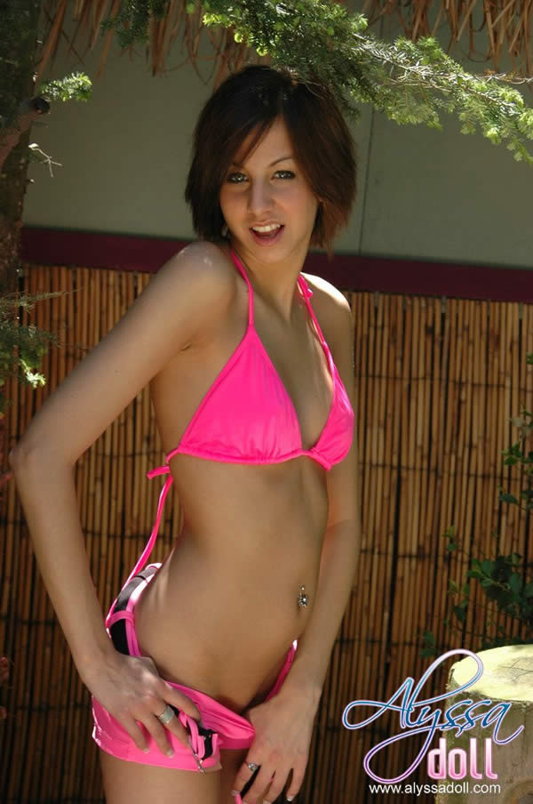 Joven morena en bikini rosa haciendo striptease al aire libre
 #73194300