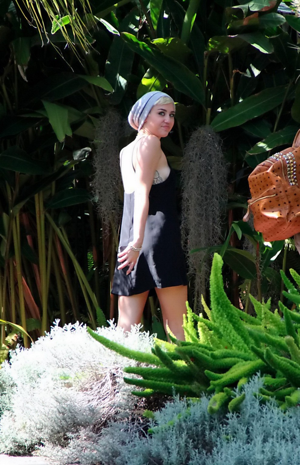 Miley Cyrus sans poitrine portant une mini robe noire dos nu dans un studio d'enregistrement à h
 #75236422