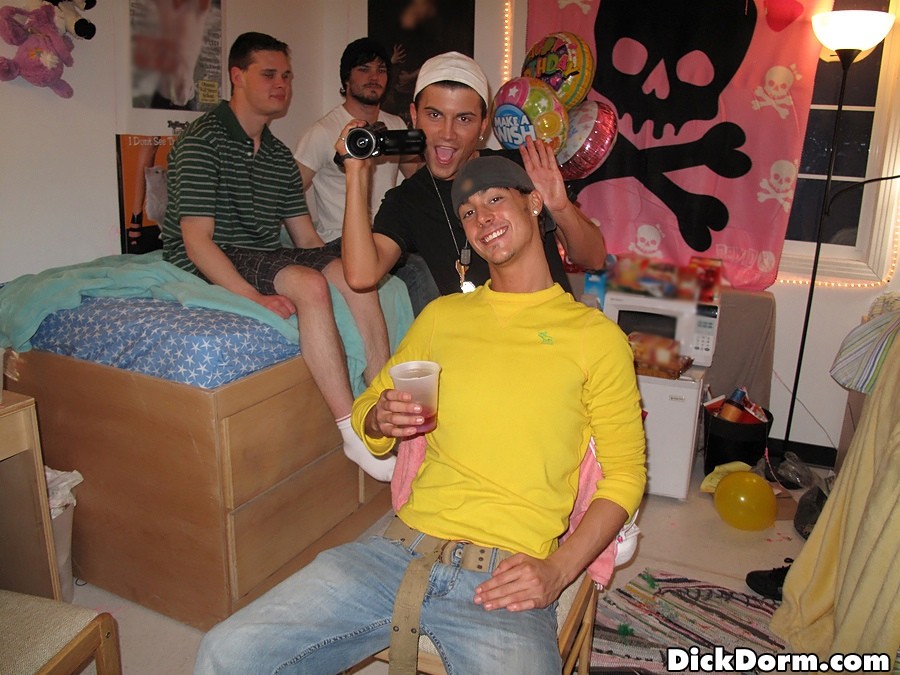 Check out these amazing hot fucking gay anal fucking college dorm room 3some par #76935401