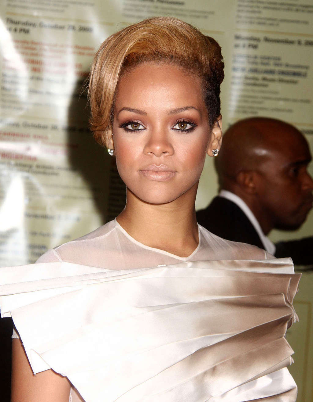 Rihanna expose ses seins et est sexy dans une robe blanche transparente.
 #75375069