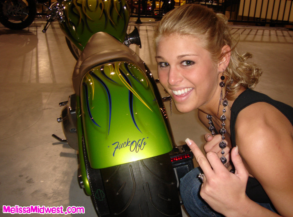 Melissa midwest en vegas posando junto a una moto
 #67402417