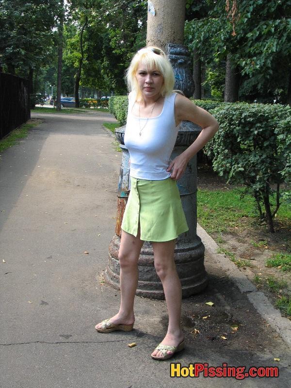 屋外でおしっこをすることにしたブロンドの女の子のほとんど小便した短いスカートの写真
 #76523977