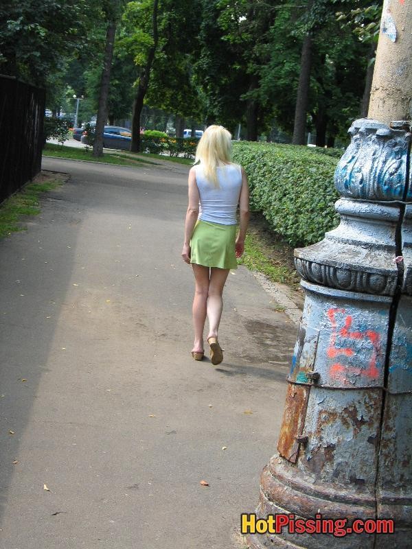 屋外でおしっこをすることにしたブロンドの女の子のほとんど小便した短いスカートの写真
 #76523979