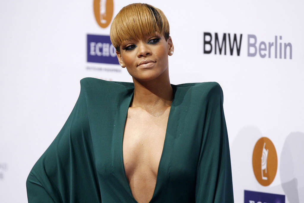 Rihanna without bra in green dress and very leggy on stage #75357260