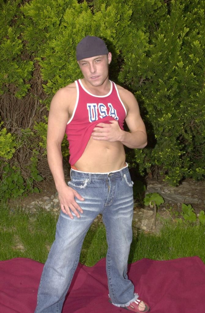 Outdoor arrapato twink gay strip teasing e diffondendo il suo culo
 #76995323