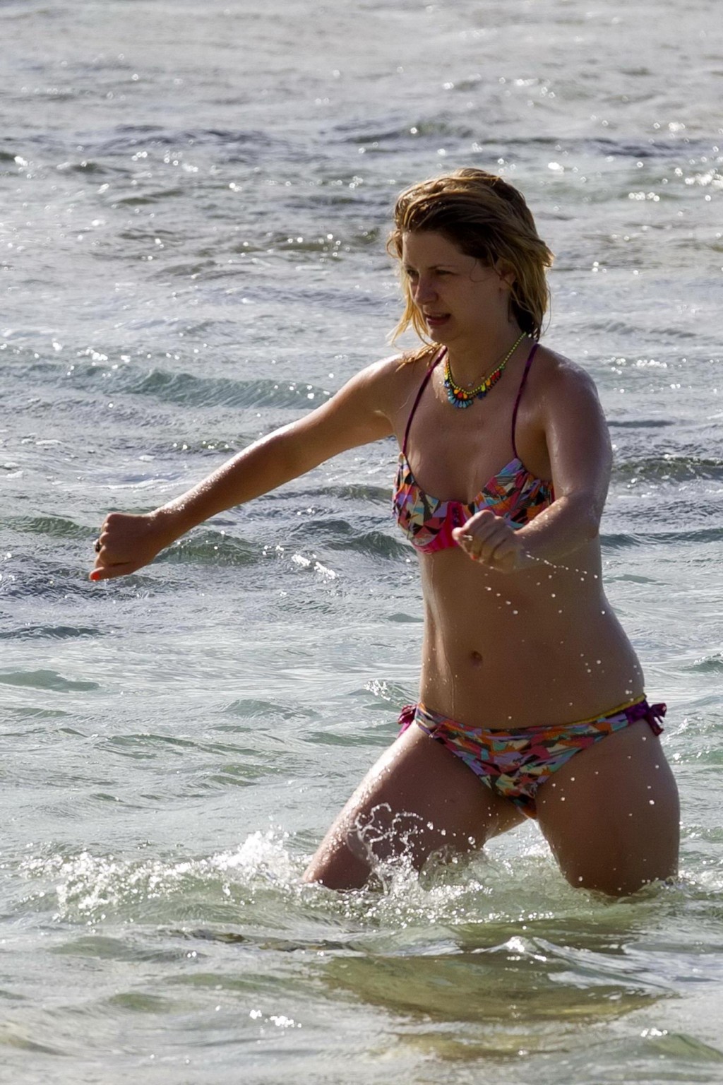 Mischa barton rascandose el coño mostrando la raja del culo en bikini en la playa de hawaii
 #75305841
