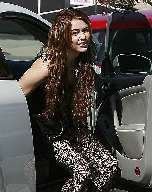 Miley cyrus très sexy photos paparazzi gros seins et jupe haute
 #75291098
