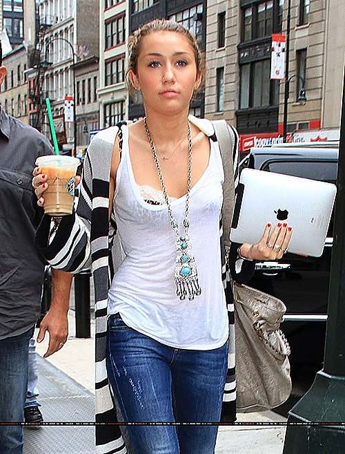Miley cyrus très sexy photos paparazzi gros seins et jupe haute
 #75291154