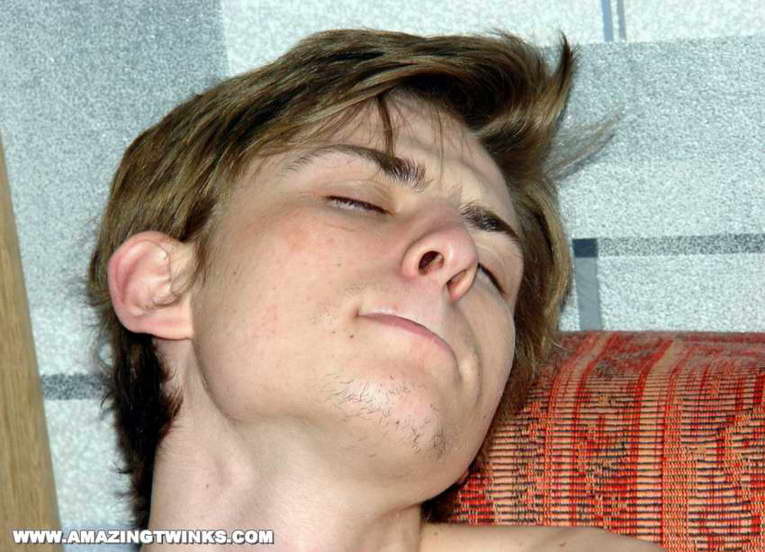 Sie deepthroat es, sie würgen, sie husten, sie spucken auf sie
 #75677241