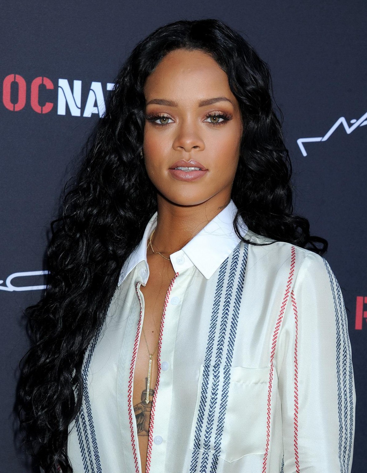 Rihanna ver sus tetas a través y posando sin bragas
 #75190688