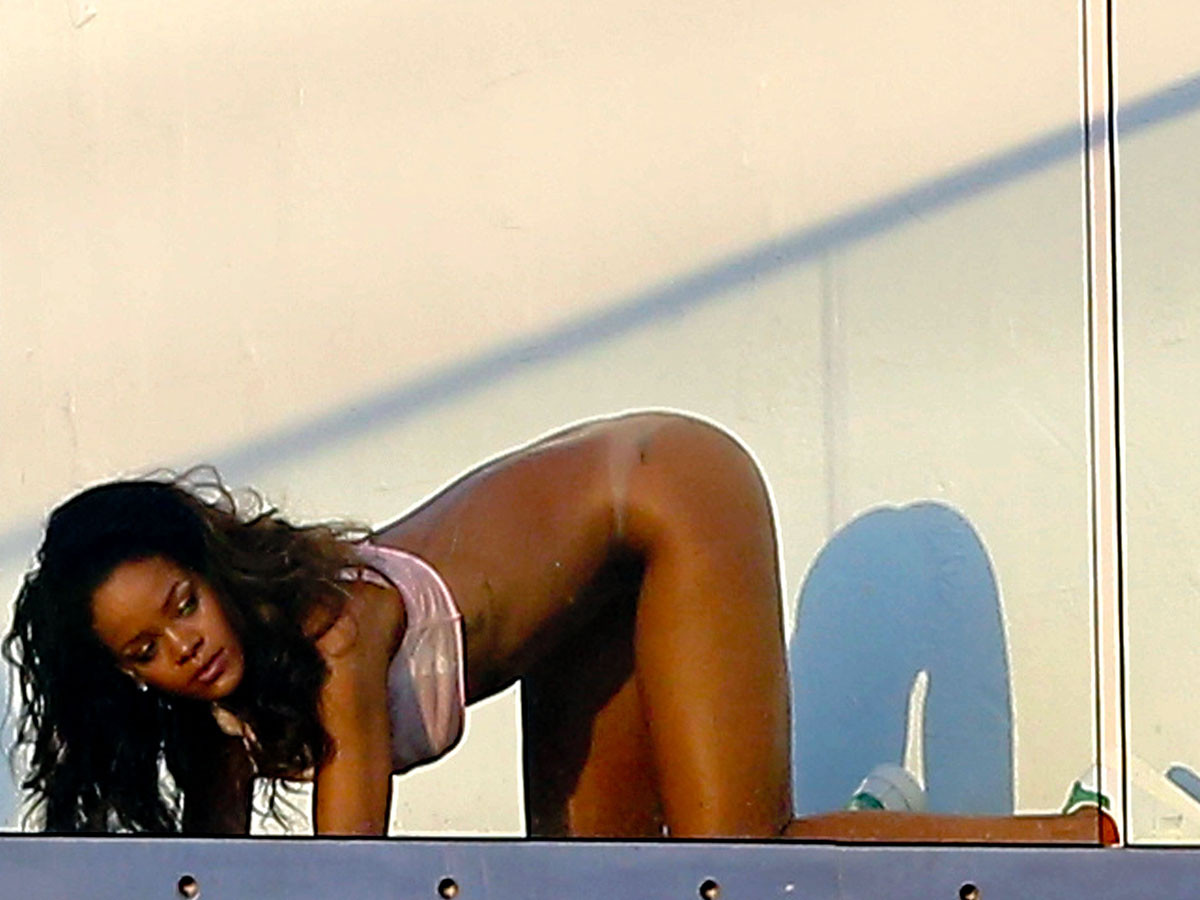 Rihanna ver sus tetas a través y posando sin bragas
 #75190701