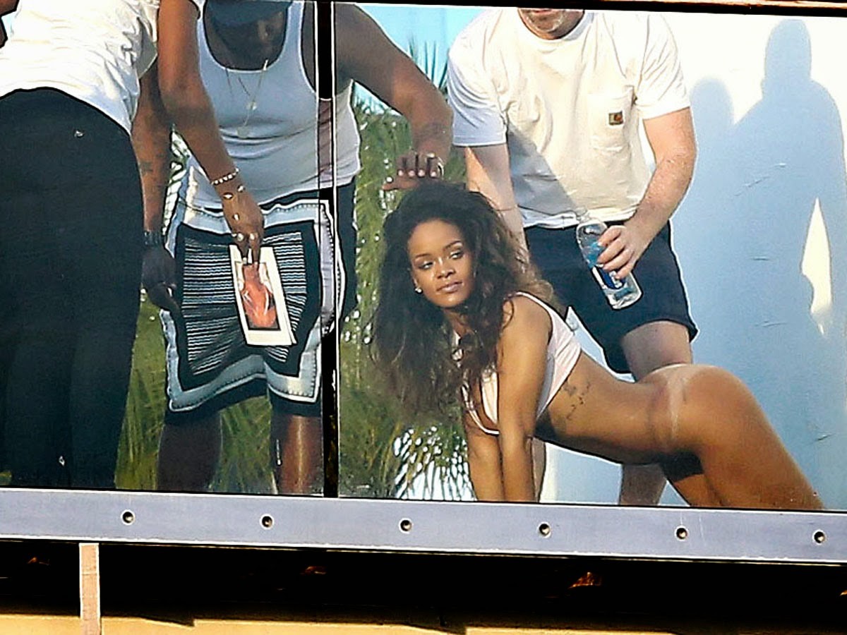 Rihanna ver sus tetas a través y posando sin bragas
 #75190733