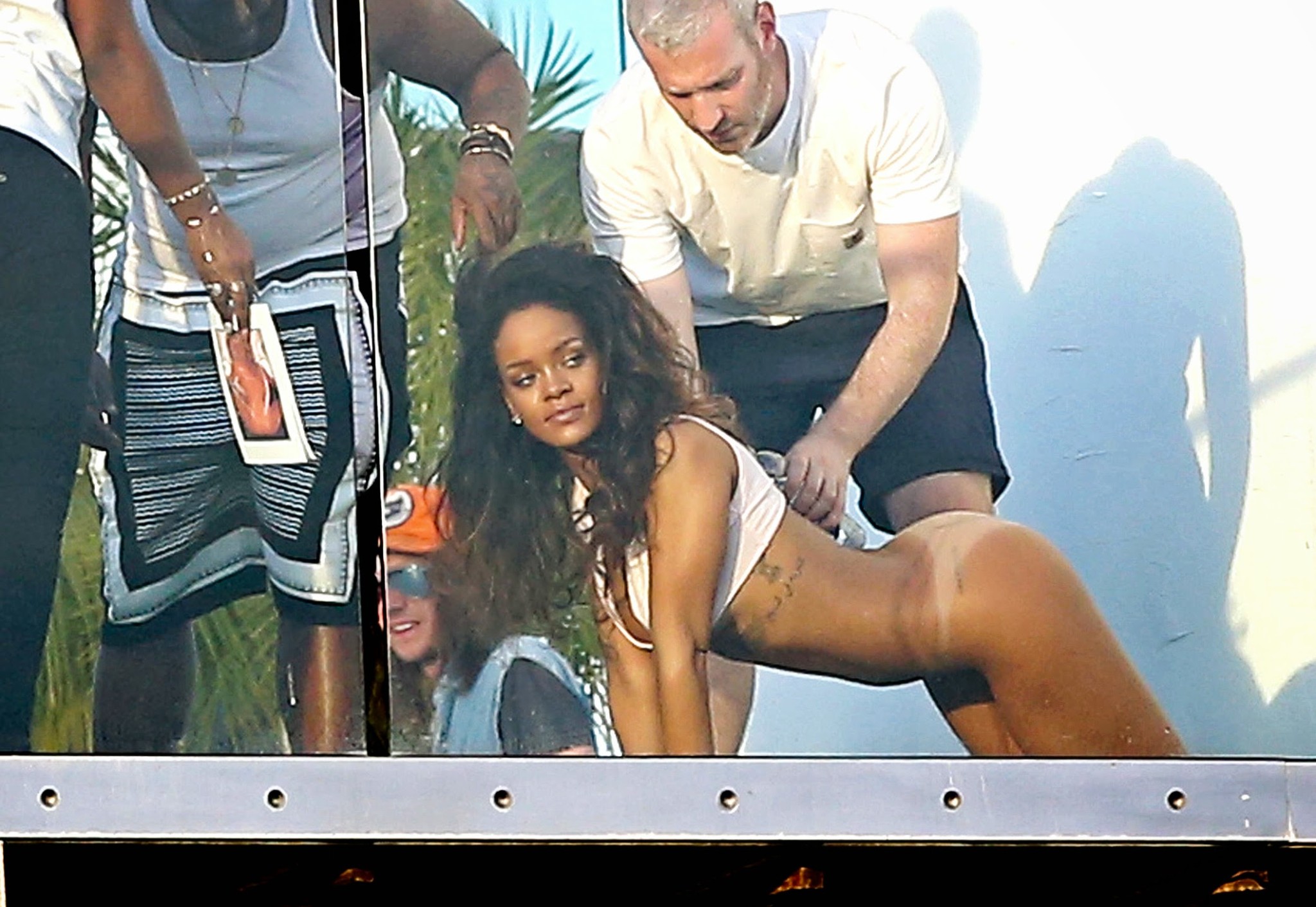 Rihanna ver sus tetas a través y posando sin bragas
 #75190741