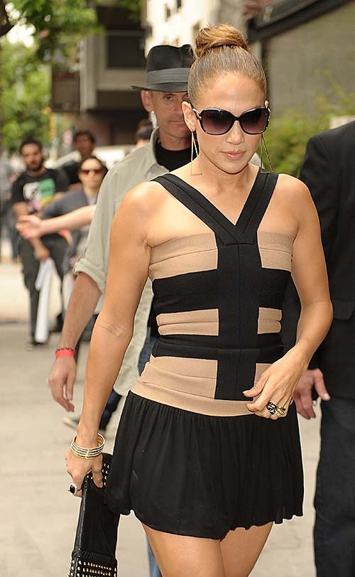 Jennifer Lopez : photos paparazzi sexy et sexy des seins et de la jupe.
 #75283417