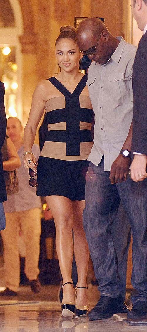 Jennifer Lopez : photos paparazzi sexy et sexy des seins et de la jupe.
 #75283526