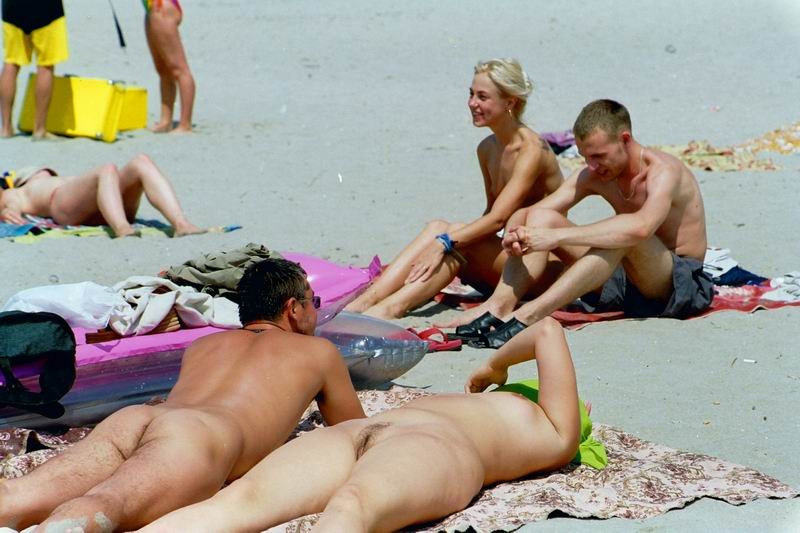 Una playa pública se calienta con dos jóvenes nudistas calientes
 #72252420