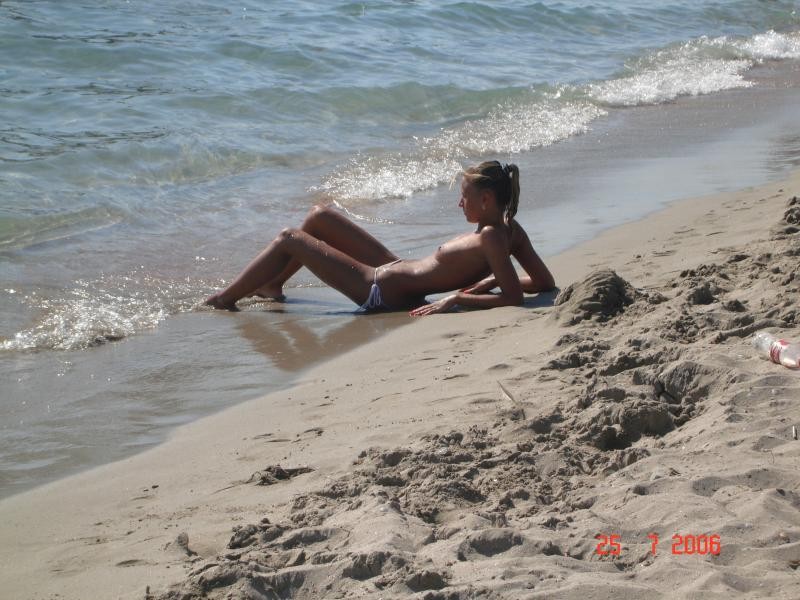 Una playa pública se calienta con dos jóvenes nudistas calientes
 #72252455