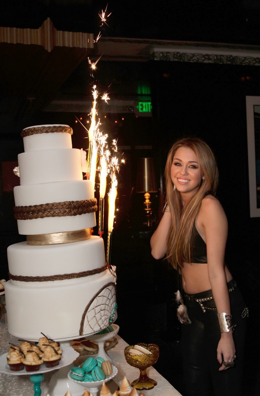 Miley Cyrus en robe transparente lors du tournage du clip de Big Bang.
 #75325285