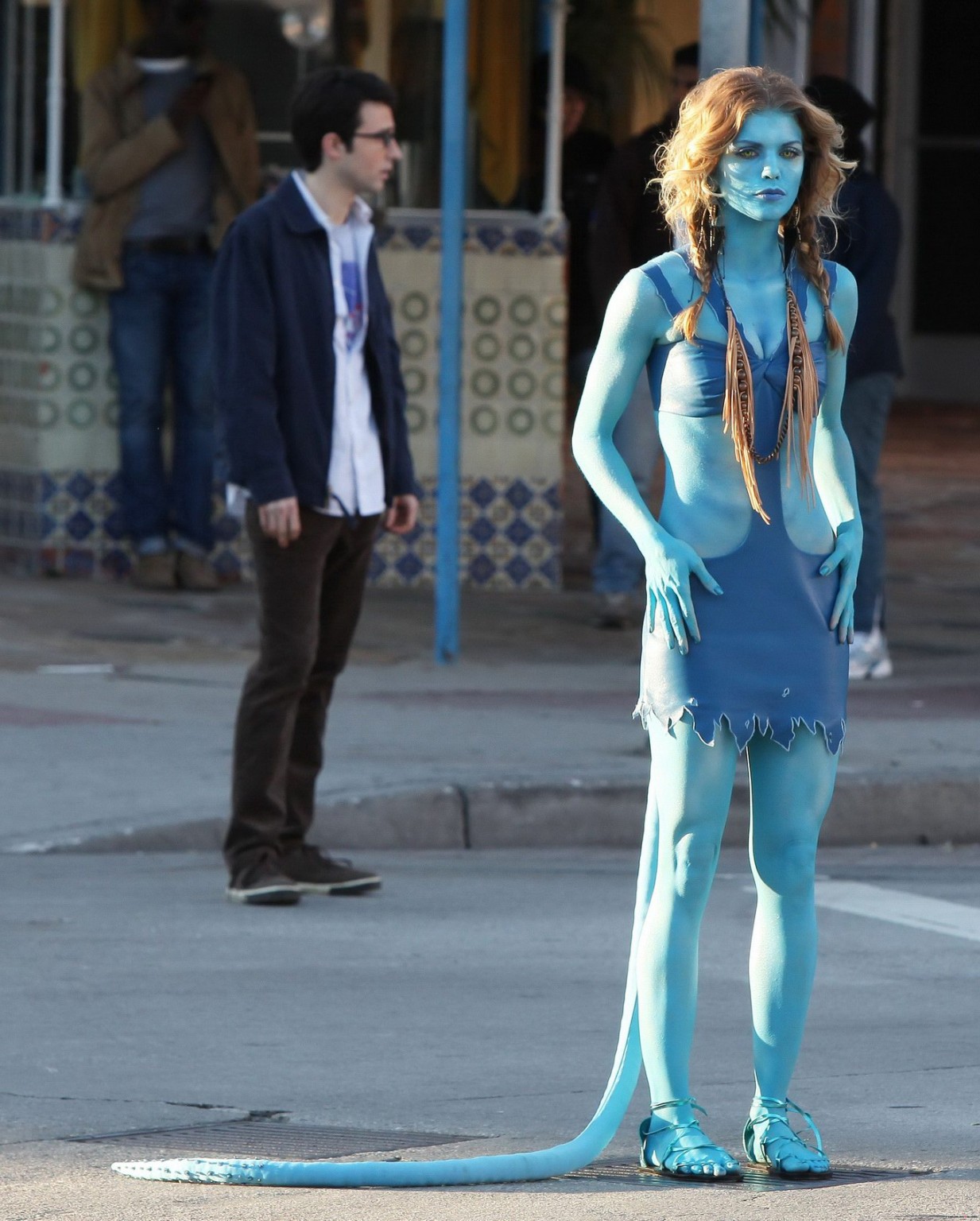 Annalynne McCord in costume da avatar mentre pomicia sul set di '90210
 #75321110