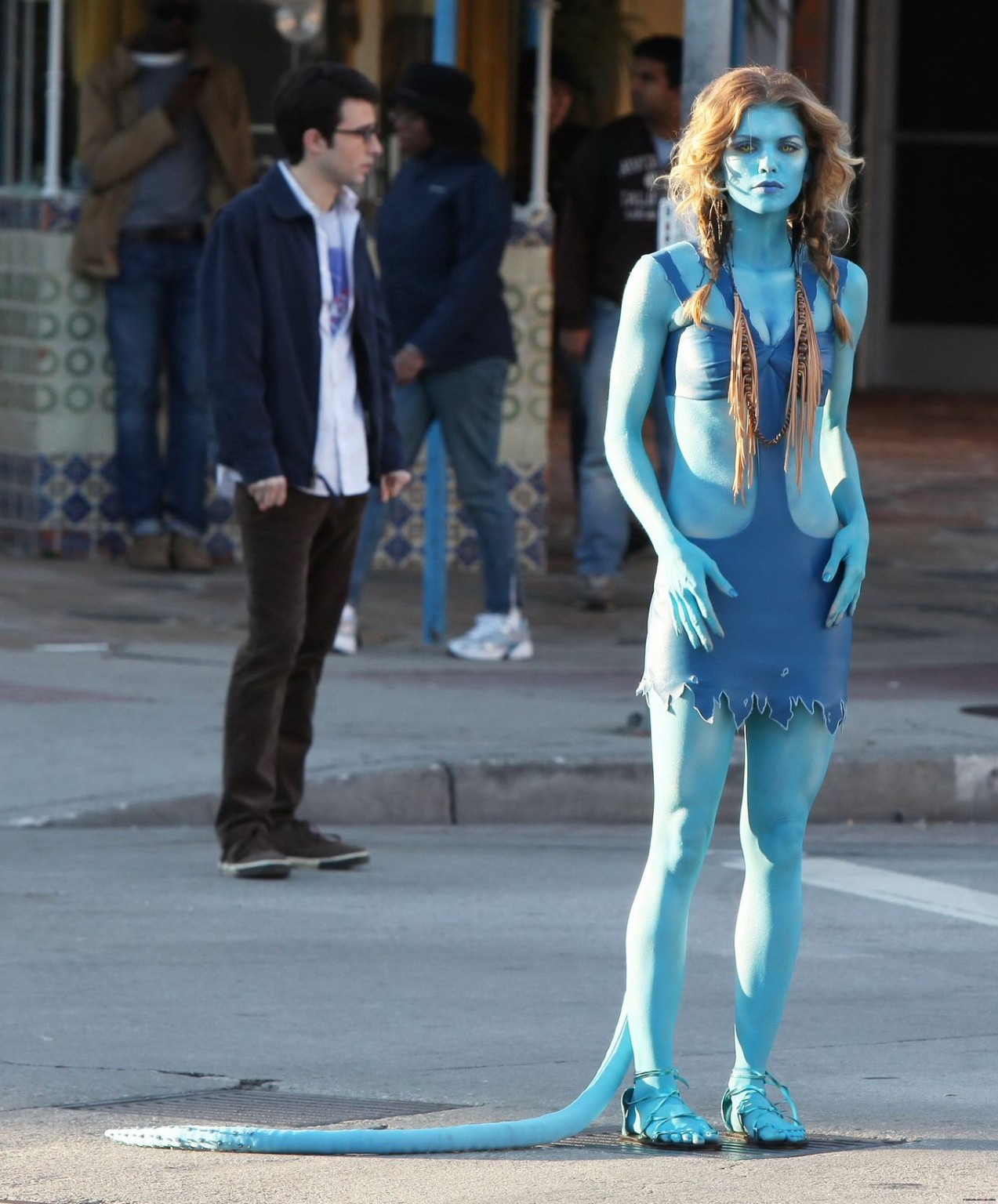 Annalynne McCord im Avatar-Kostüm beim Knutschen am Set von '90210
 #75321123