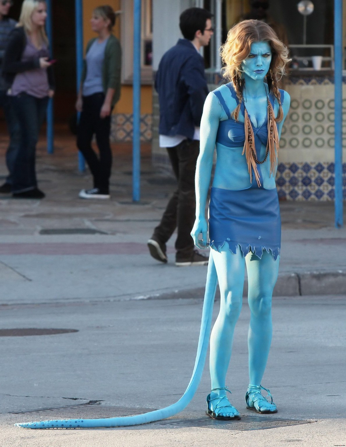 Annalynne McCord in costume da avatar mentre pomicia sul set di '90210
 #75321135