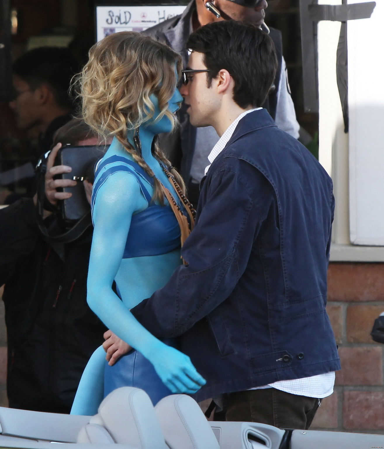 Annalynne McCord in costume da avatar mentre pomicia sul set di '90210
 #75321145