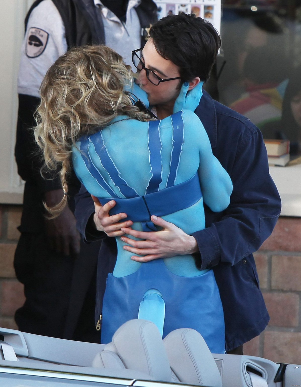 Annalynne McCord en costume d'avatar s'embrassant sur le plateau de '90210'.
 #75321162
