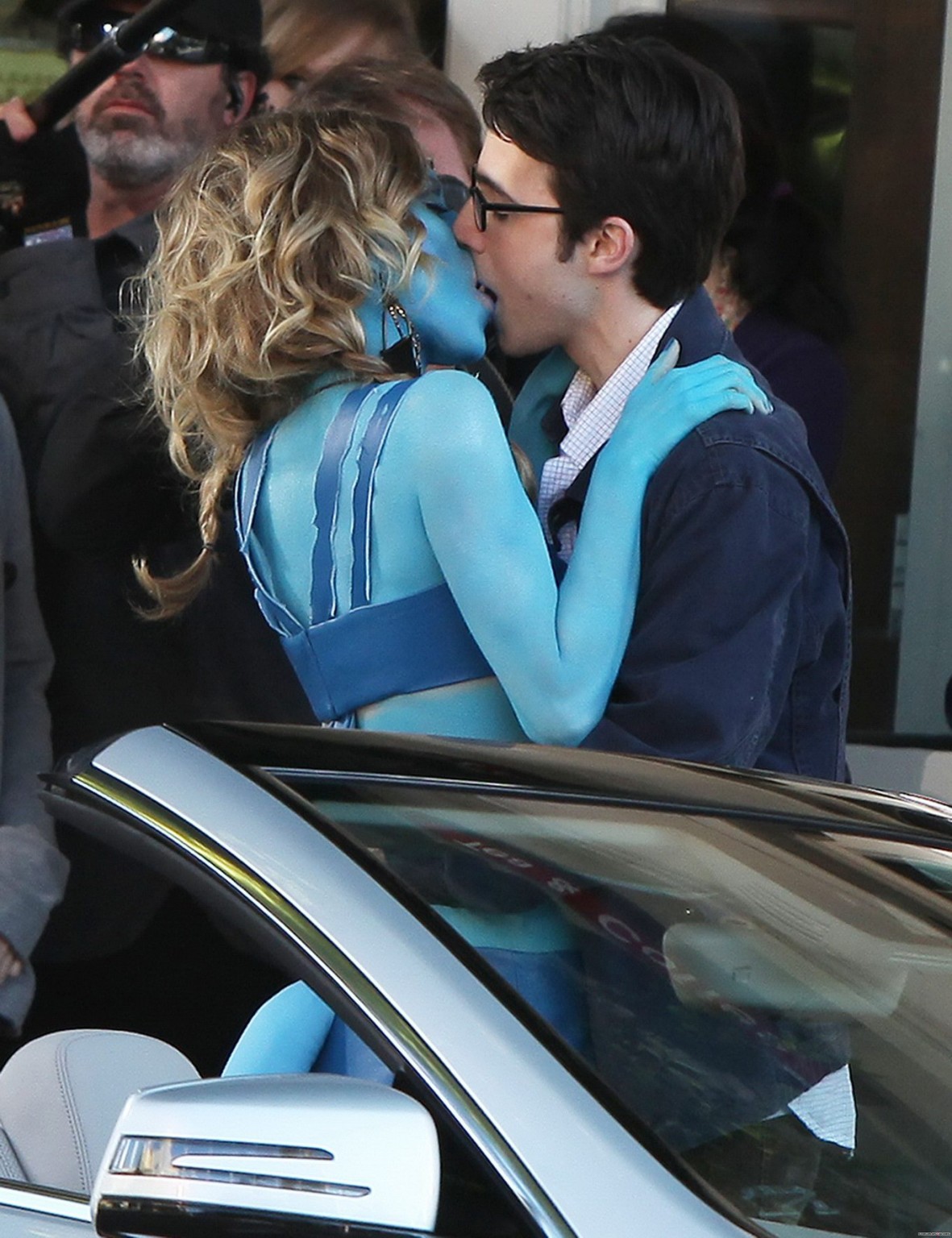 Annalynne McCord en costume d'avatar s'embrassant sur le plateau de '90210'.
 #75321168