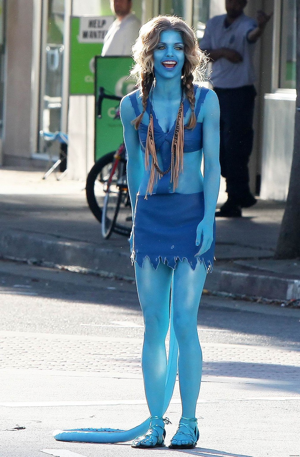 Annalynne McCord en costume d'avatar s'embrassant sur le plateau de '90210'.
 #75321179