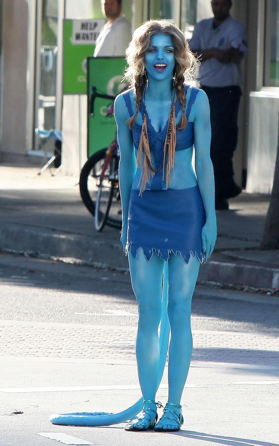 Annalynne McCord im Avatar-Kostüm beim Knutschen am Set von '90210
 #75321189