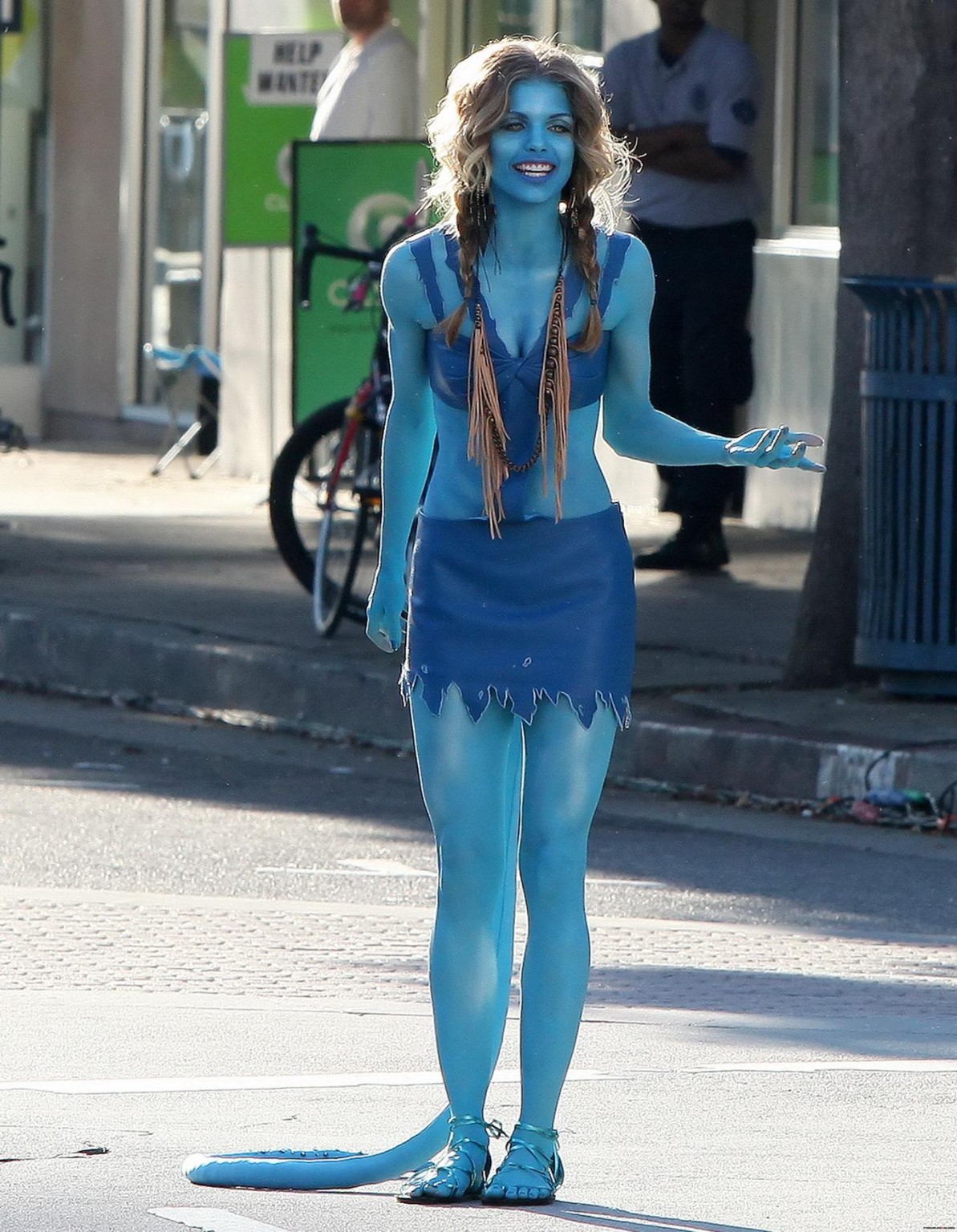 Annalynne McCord in costume da avatar mentre pomicia sul set di '90210
 #75321201