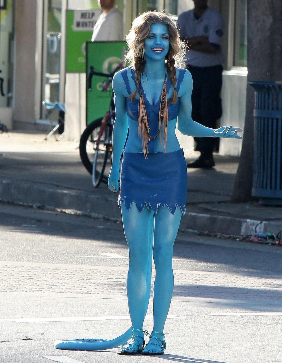 Annalynne McCord en costume d'avatar s'embrassant sur le plateau de '90210'.
 #75321201