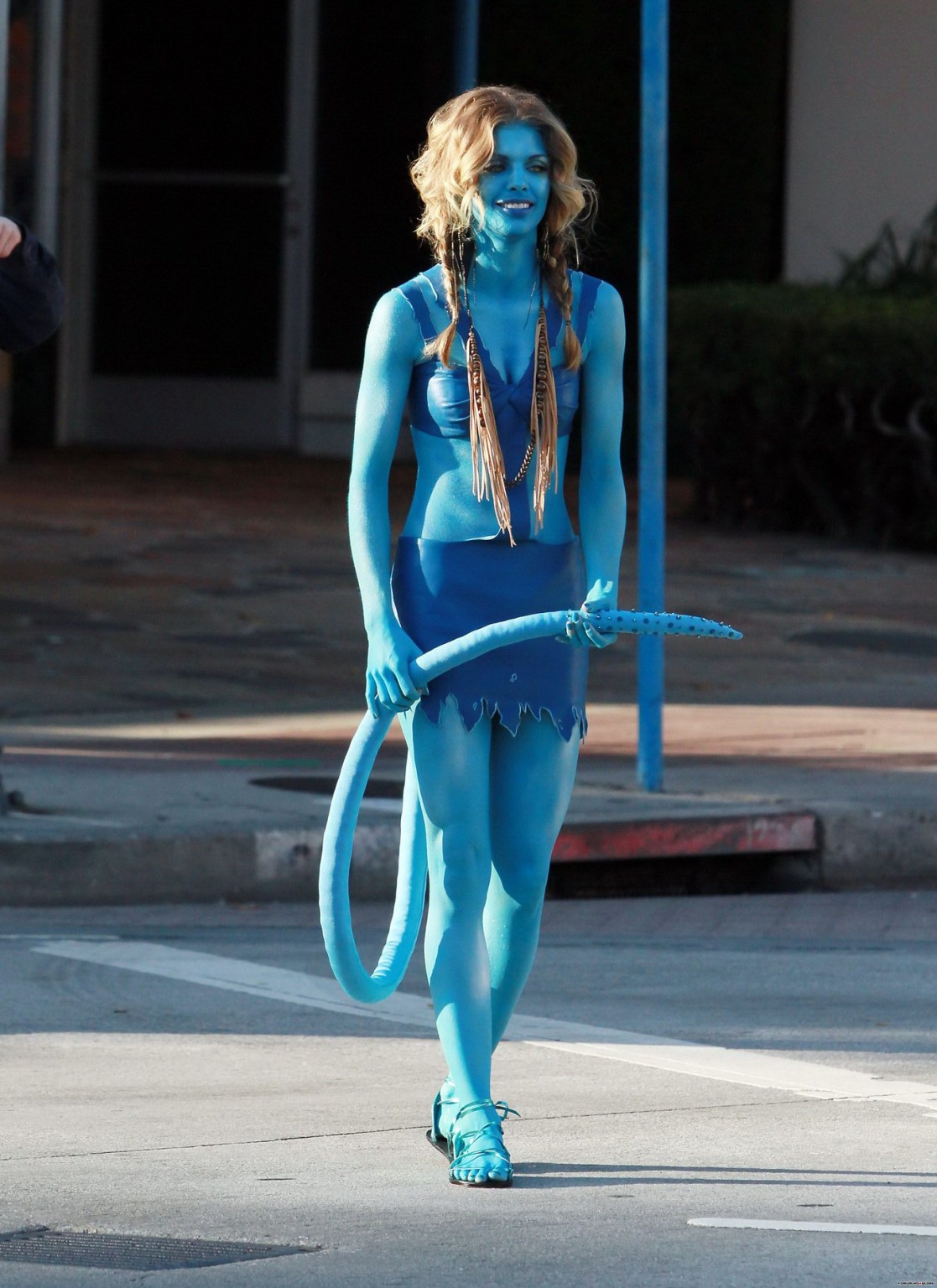 Annalynne McCord in costume da avatar mentre pomicia sul set di '90210
 #75321208