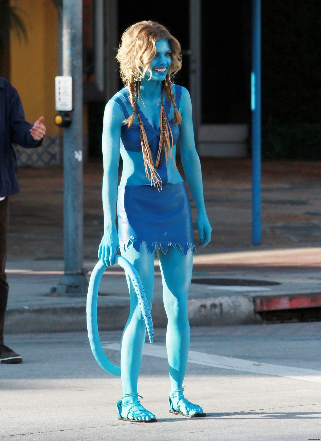 Annalynne McCord in costume da avatar mentre pomicia sul set di '90210
 #75321218