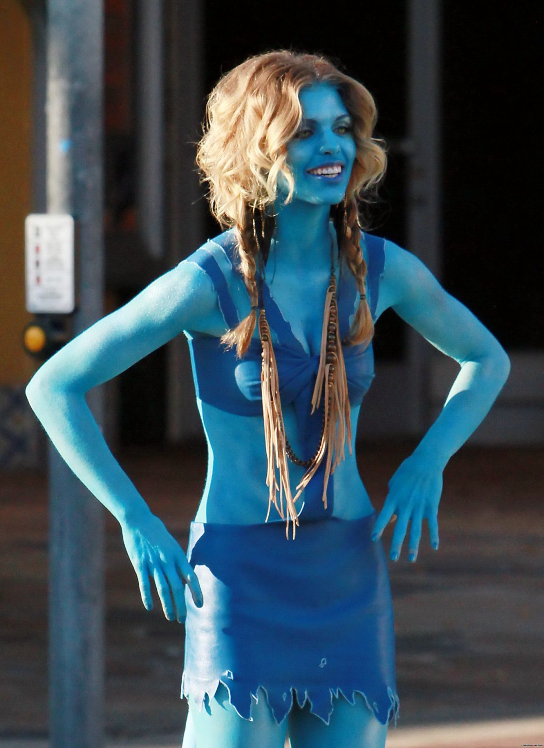 Annalynne McCord in costume da avatar mentre pomicia sul set di '90210
 #75321228
