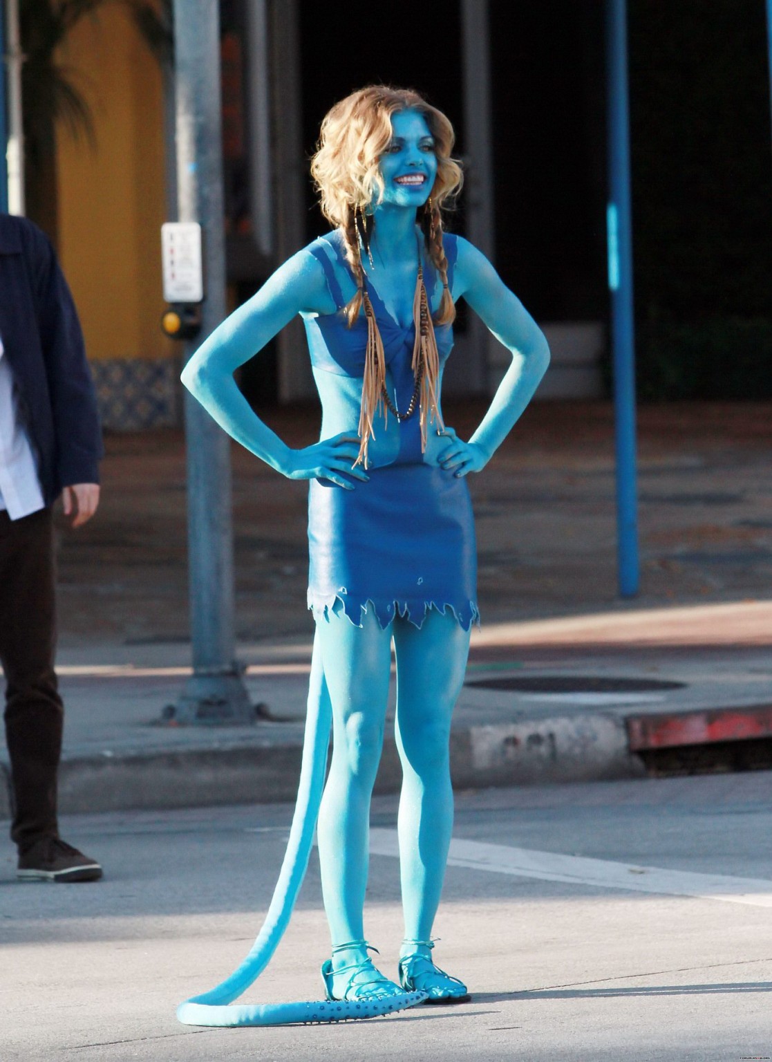 Annalynne McCord in costume da avatar mentre pomicia sul set di '90210
 #75321236
