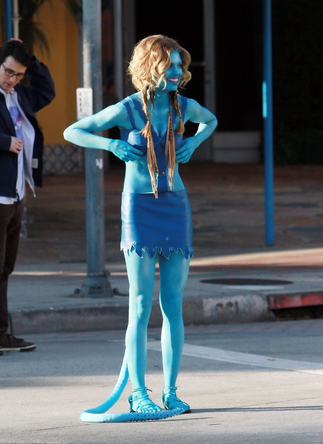 Annalynne McCord in costume da avatar mentre pomicia sul set di '90210
 #75321246