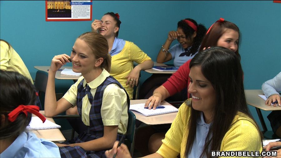 Brandi belle dans une salle de classe avec une bande de putes
 #76489059