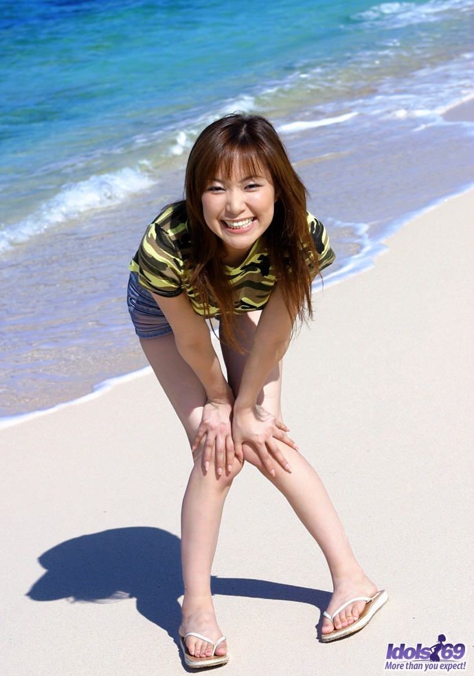 Pequeña japonesa con shorts diminutos se desnuda en la playa
 #69973815