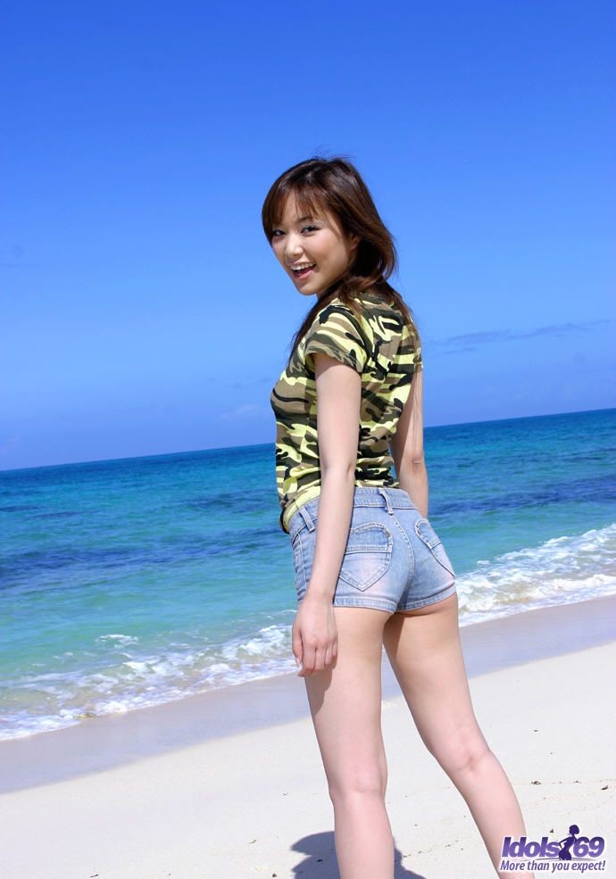 Petite japanische Mädchen mit winzigen Shorts Streifen nackt am Strand
 #69973821