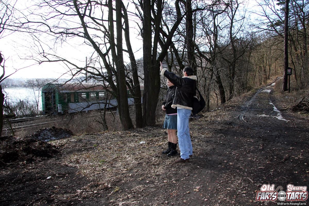 Geiles Mädchen fickt einen wirklich alten Kerl im Wald hardcore
 #78607684