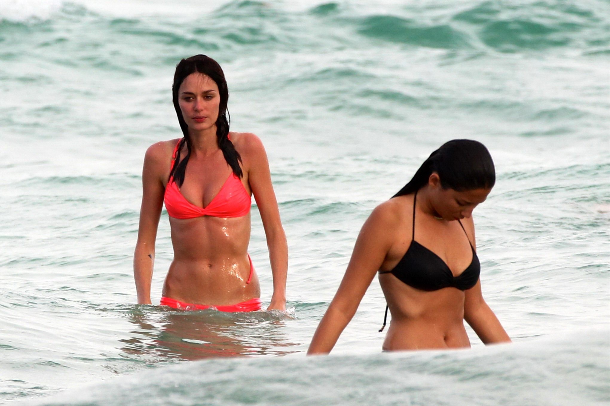 Nicole trunfio montrant son corps en bikini sur une plage à miami
 #75256401